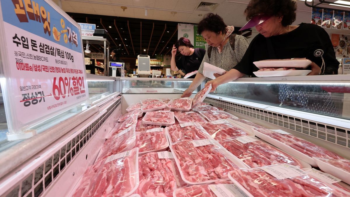 이마트 용산점에서 고객들이 삼겹살을 구매하고 있다.  / 뉴스1