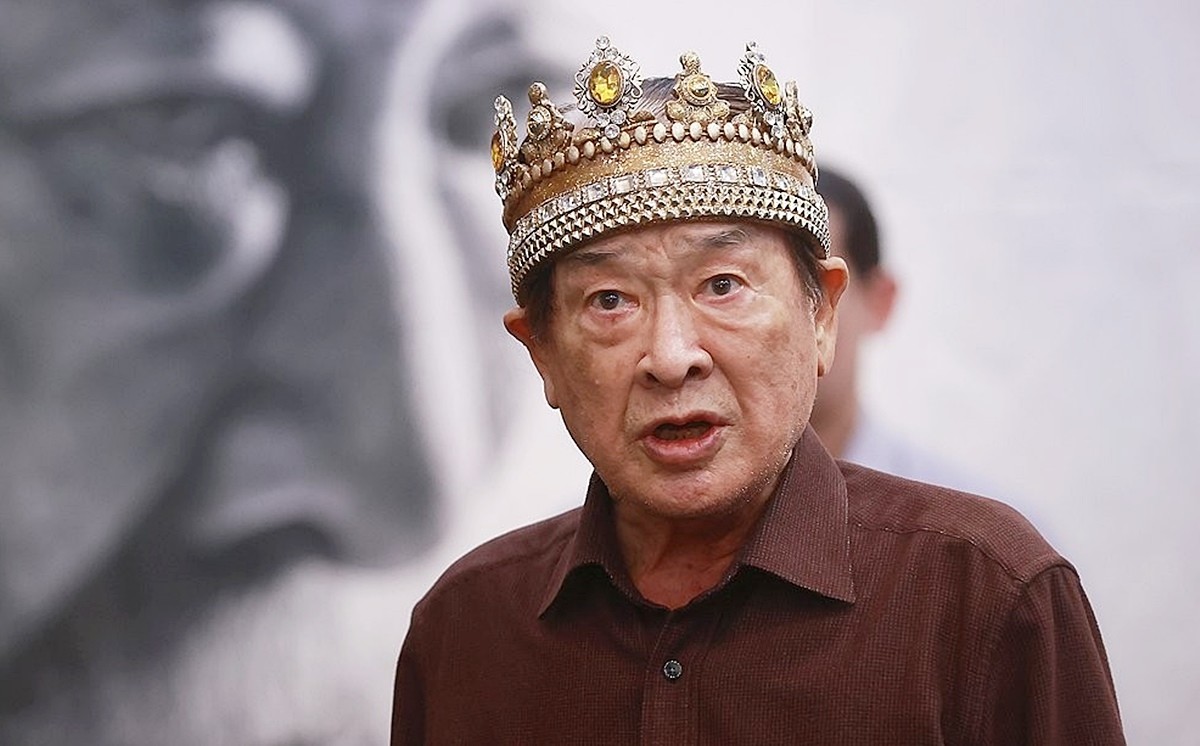 배우 이순재 생전 모습. 이순재가 연극 '리어왕: KING LEAR' 연습실 공개 및 간담회에서 주요 장면을 시연하고 있다. 이순재는 한평생 도전을 두려워하지 않으며 다양한 장르를 소화한 천생 배우였다. / 연합뉴스