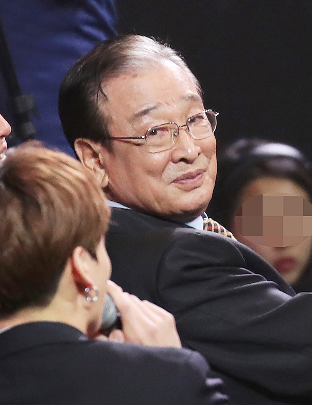 배우 이순재 생전 모습. 이순재가 '대한민국 대중문화예술상' 시상식에 참석해 인터뷰 하는 방탄소년단(BTS) 정국을 흐뭇하게 바라보고 있다. / 뉴스1