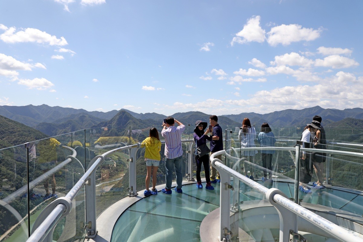강원도 정선군 정선읍 병방치스카이워크를 찾은 관람객들 모습. / 뉴스1