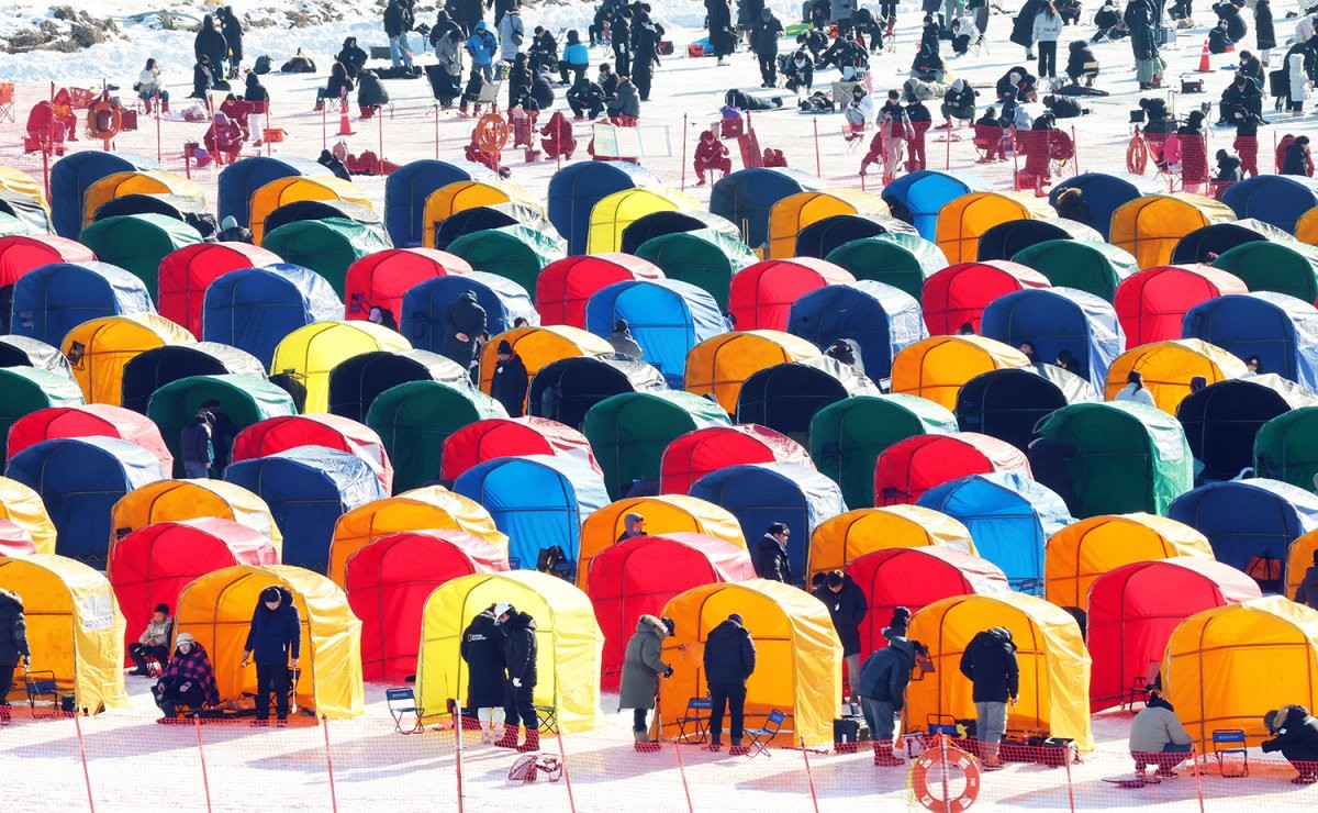 강원 평창군 진부면 오대천 일원에서 열린 제16회 평창송어축제를 즐기고 있는 방문객들 모습. / 뉴스1