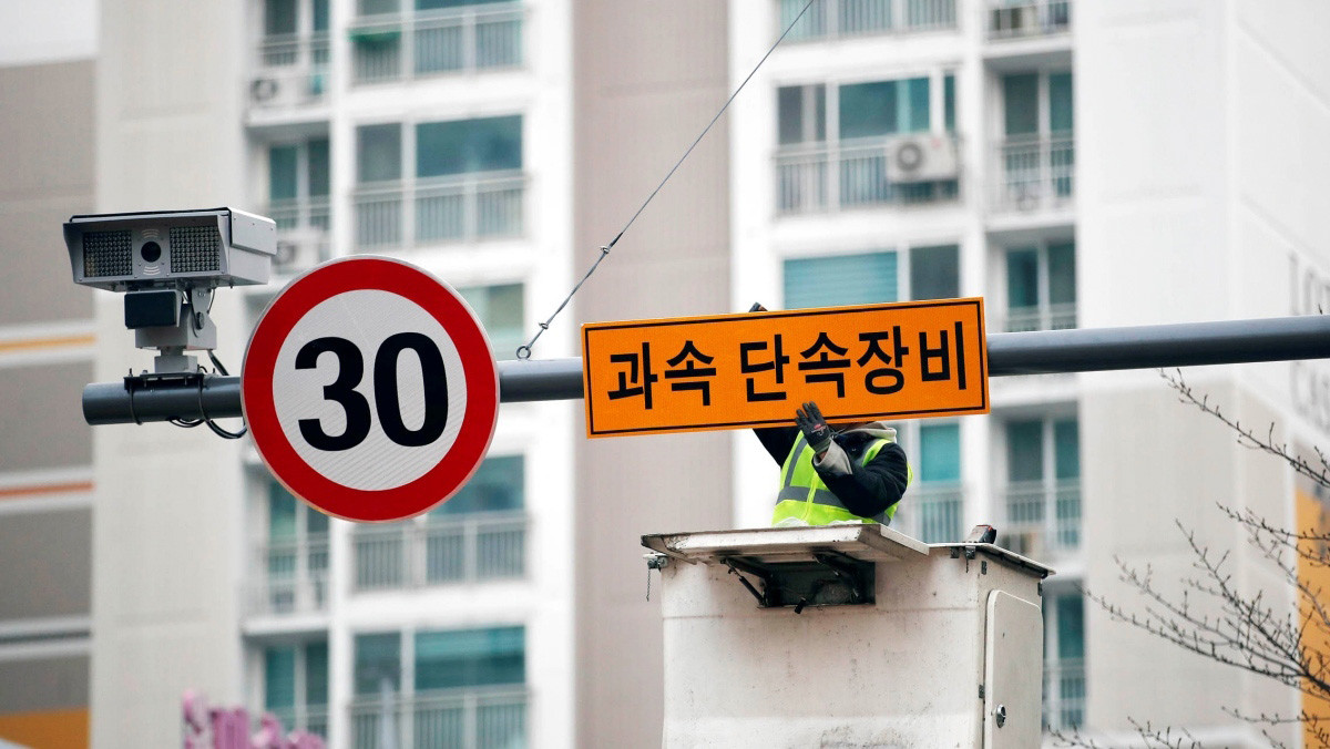 무인단속장비를 설치하고 있는 모습. / 뉴스1