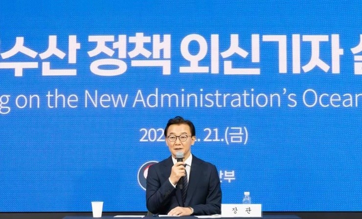 전재수 해양수산부 장관이 11월 24일 외신기자 간담회에 참석하여 해양수산부의 부산 이전을 통해 북극항로 시대를 준비하며 동남권을 해양수도권으로 키워 나가는 전략, 기후변화 대응을 위한 수산업 혁신, 친환경·스마트 경쟁력 강화, 해양 신산업 육성을 발표하고있다.  / 사진=자료사진