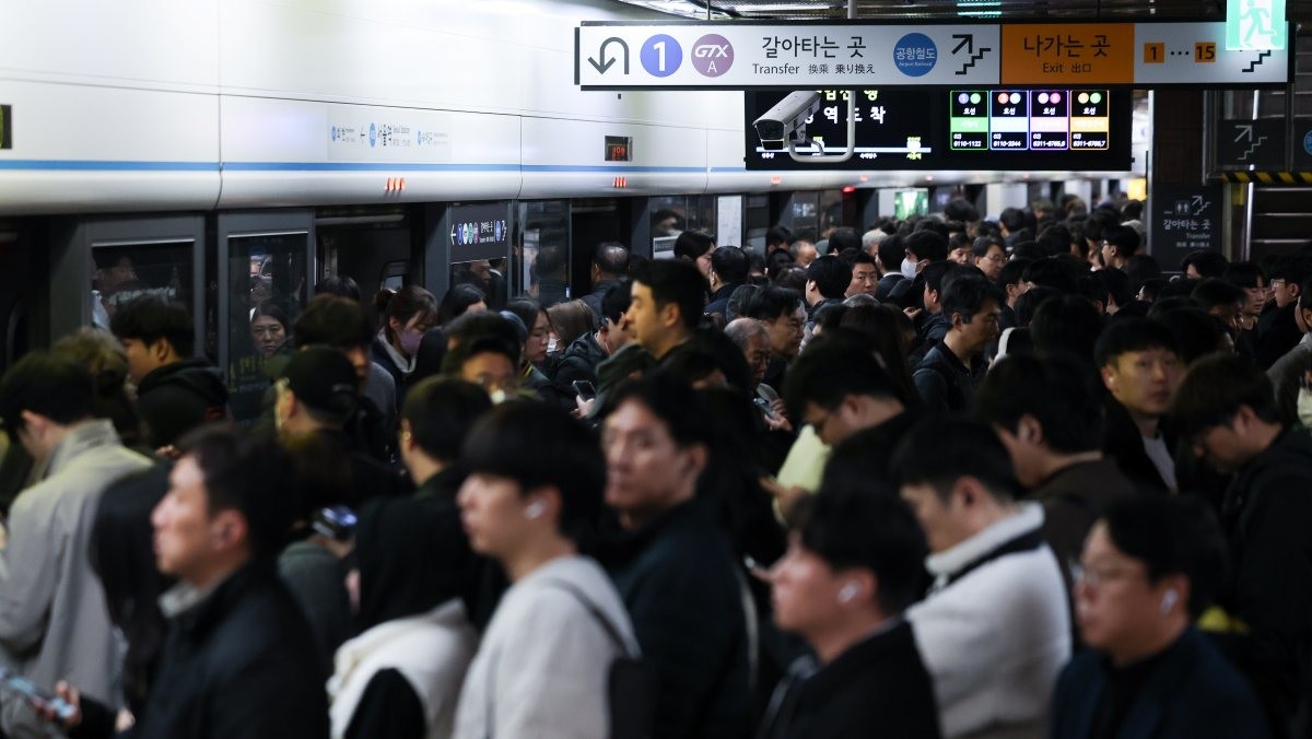 서울역에서 지하철 열차를 기다리는 시민들. / 뉴스1