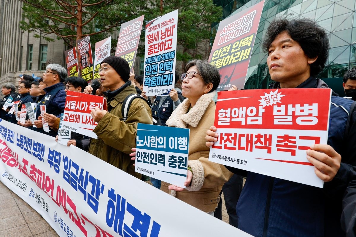 김상철 공공교통네트워크 정책센터장이 25일 서울시청 앞에서 열린 서울교통공사노동조합 '쟁의행위 찬반투표 결과 및 총파업 예고 기자회견'에 참석해 발언하고 있다. / 뉴스1