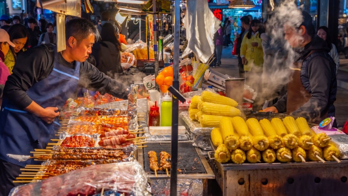 다양한 길거리 음식들 / trabantos-shutterstock.com