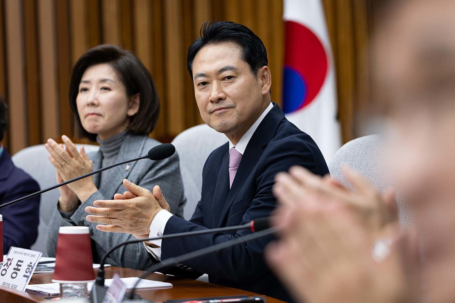 장동혁 국민의힘 대표가 24일 서울 여의도 국회에서 열린 정책위원회·법사위원회 주최 대장동 범죄수익 환수 특별법 제정을 위한 긴급 토론회에서 손뼉을 치고 있다. / 뉴스1