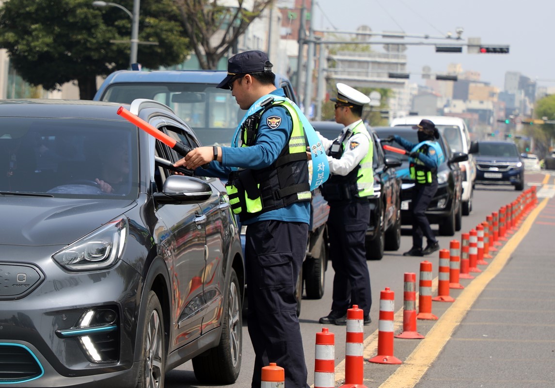 음주운전 단속 중인 경찰 자료 사진 / 뉴스1