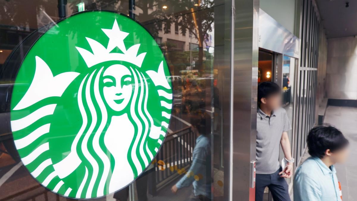 서울 시내 한 스타벅스 매장에서 시민들이 나서고 있다.  / 뉴스1