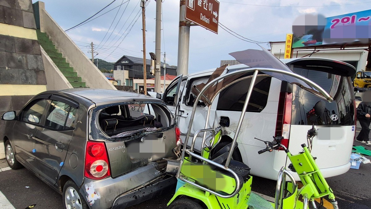 24일 오후 2시 48분쯤 제주시 우도면 천진항 인근에서 승용차가 돌진하면서 보행자를 치어 3명이 심정지 상태에 빠지고, 10명이 중경상을 입는 사고가 발생했다. / 뉴스1