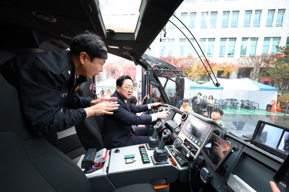 장비작동원리를 설명 듣는 이장우시장 / 대전시