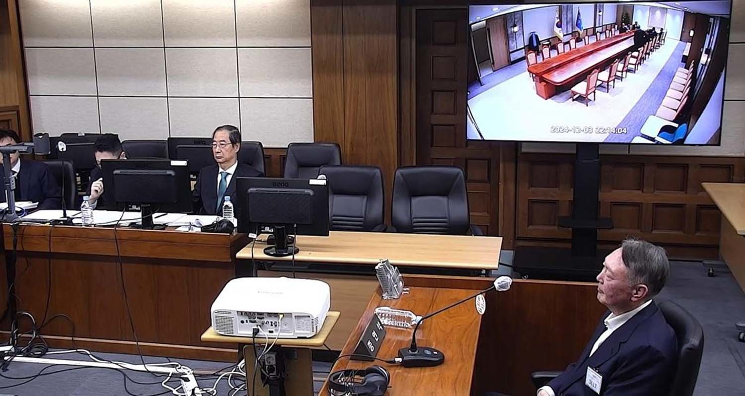 윤석열 전 대통령이 19일 오후 서울 서초구 서울중앙지방법원에서 열린 한덕수 전 국무총리의 내란 중요임무 종사 등 혐의 공판에 증인으로 출석하고 있다. / 서울중앙지법 제공