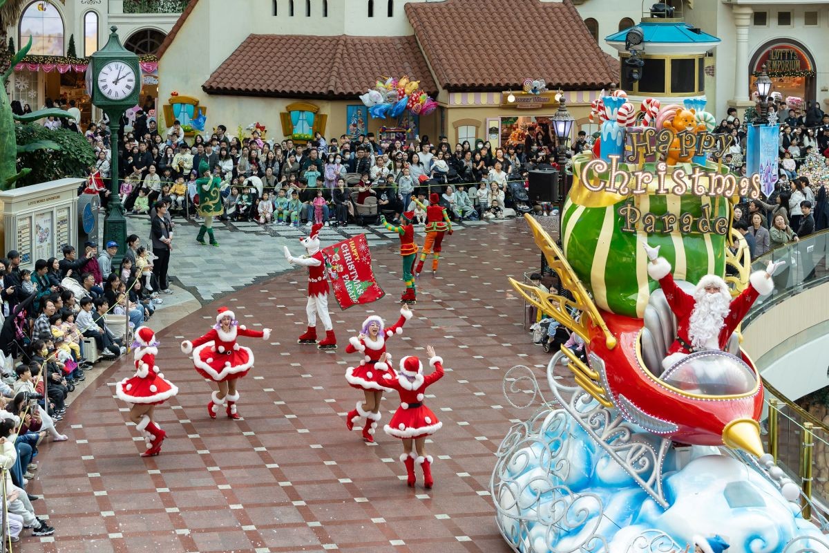 어드벤처 1층 퍼레이드 코스에서 펼쳐지는 해피 크리스마스 퍼레이드 즐기는 손님들의 모습. / 뉴스1