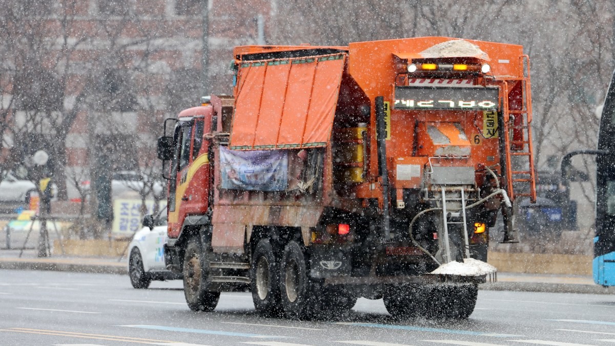 제설차가 도로에 염화칼슘을 뿌리며 제설작업을 하고 있다. 기사의 이해를 돕기 위한 사진 / 뉴스1
