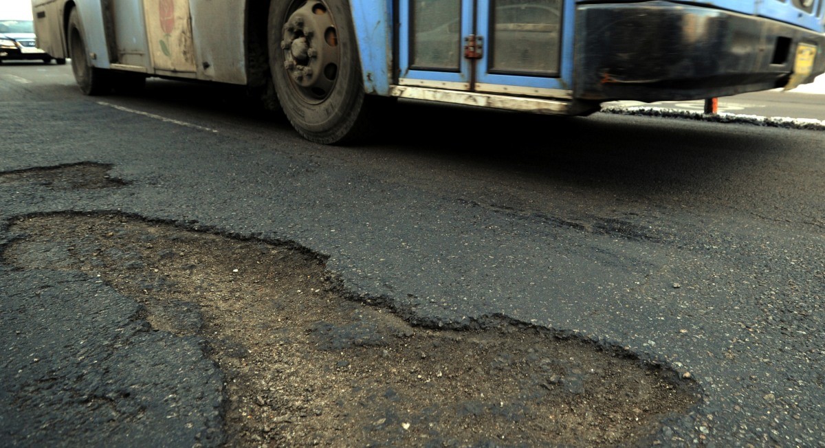 '포트홀'은 도로 표층이 떨어져 나가 냄비처럼 구멍이 패인 것을 일컫는 토목용어로 겨울철에는 눈과 염화칼슘으로 인해 도로표면이 약해지면서 발생되는 것으로 알려졌다. / 뉴스1