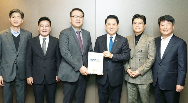 김영록 전라남도지사가 25일 서울 여의도에서 유병서 기획재정부 예산실장과 간담회를 갖고 2026년 국회 증액 핵심사업이 차질없이 반영되도록 지원을 요청한 뒤 전남의 주요 현안사업 건의 내용을 전달하고 있다.