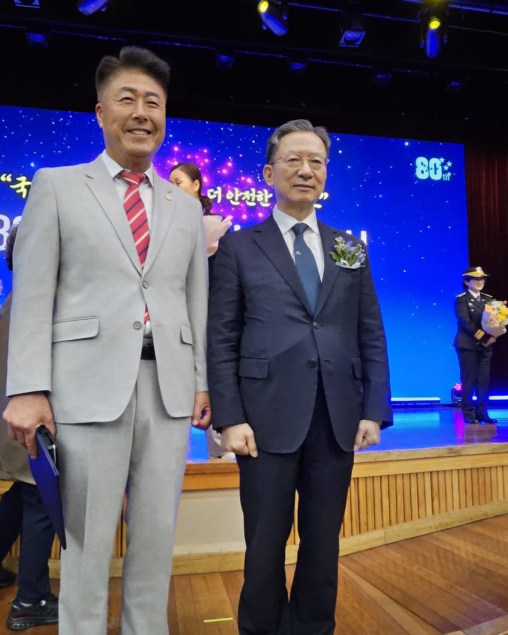 수상 후 정성호 범부부장관과 기념촬영하는 전임석 협의회장(왼쪽)