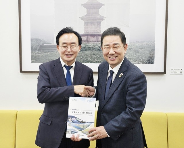 윤병태 나주시장(왼쪽)이 지난 24일 김병기 더불어민주당 원내대표(오른쪽)와 면담을 갖고 2026년 국고 지원 사업 설명하고 지원을 요청했다
