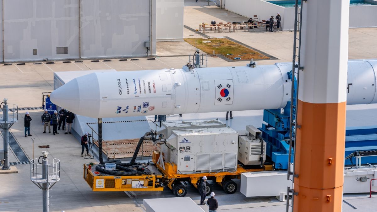 25일 전라남도 고흥 나로우주센터에서 누리호 4차 발사를 위한 기립 작업을 수행하고 있다. / 뉴스1