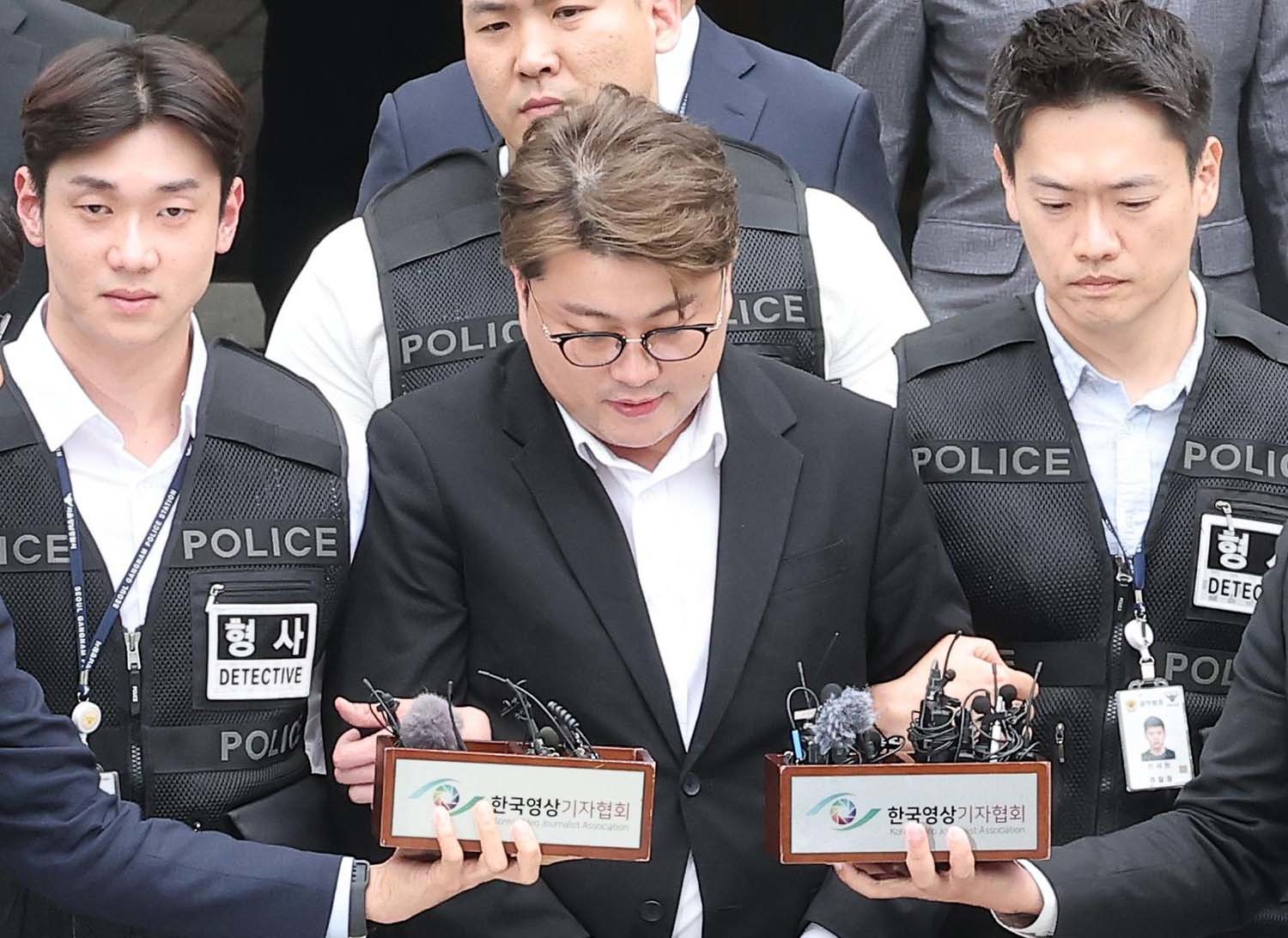 '음주 뺑소니' 혐의를 받는 가수 김호중이 2024년 5월 24일 서울 서초구 서울중앙지방법원에서 열린 구속 전 피의자 심문(영장실질심사)을 마친 후 호송 차량으로 이동하고 있다. / 뉴스1