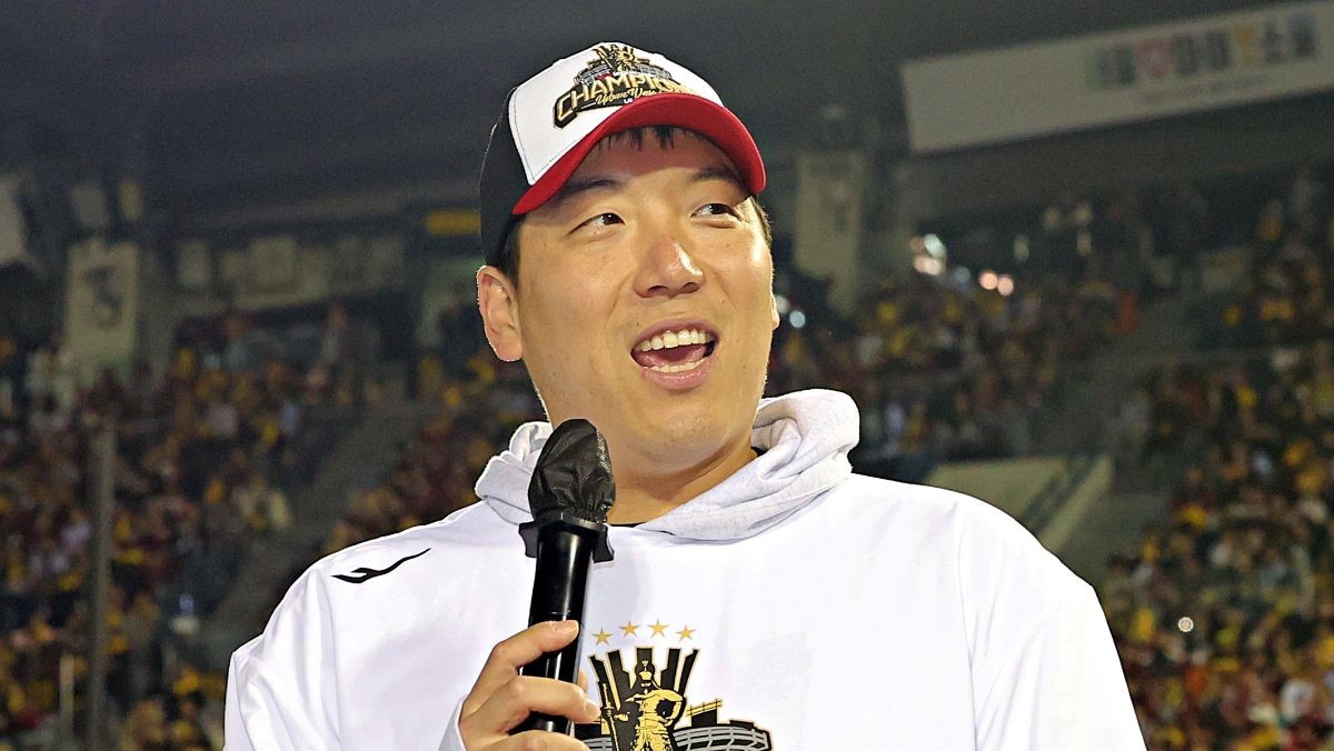 지난 1일 서울 송파구 잠실야구장에서 열린 프로야구 LG트윈스 2025 한국시리즈 우승 세리머니 팬 감사 행사 '더 리턴 오브 챔피언스'(The Return of Champions)'에서 MVP를 수상한 김현수가 팬들에게 감사 인사를 전하고 있다. / 뉴스1