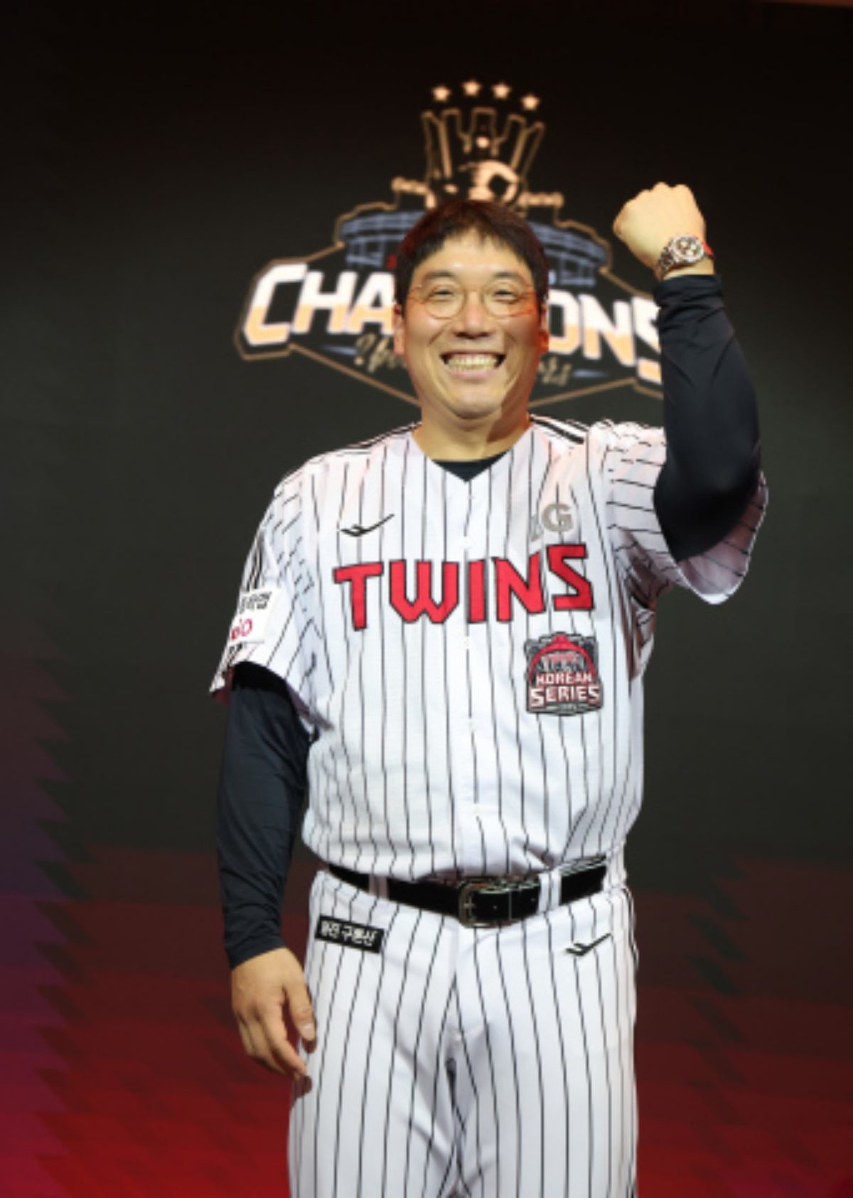 '구광모 회장에게 롤렉스 시계 받은김현수'. 프로야구 한국시리즈 MVP 김현수가 지난 6일 경기도 광주시 곤지암리조트에서 열린 LG트윈스 통합우승 기념행사에서 구광모 회장에게 받은 롤렉스 시계를 차고 활짝 웃고 있다. / LG트윈스 제공-뉴스1