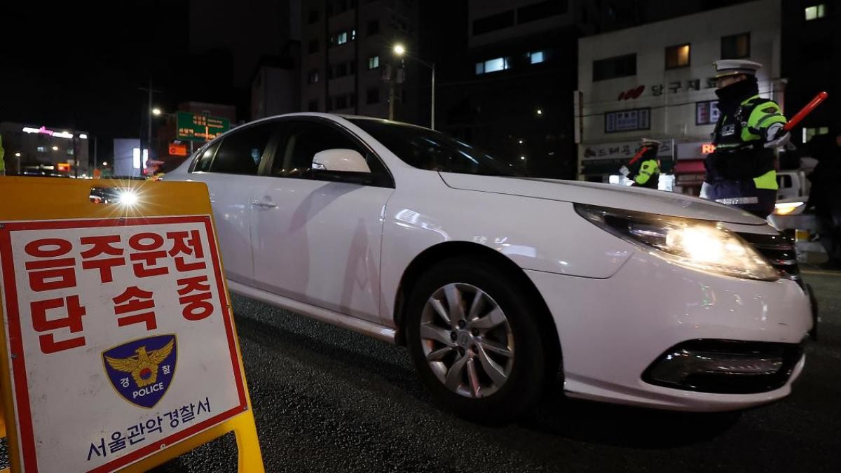 지난해 서울 관악구의 한 도로에서 연말연시 음주·약물운전 특별단속을 하고 있다. / 뉴스1