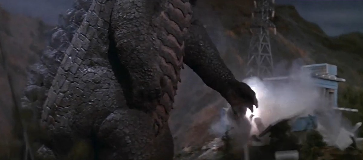 건물을 때려 부수는 용가리. / 유튜브