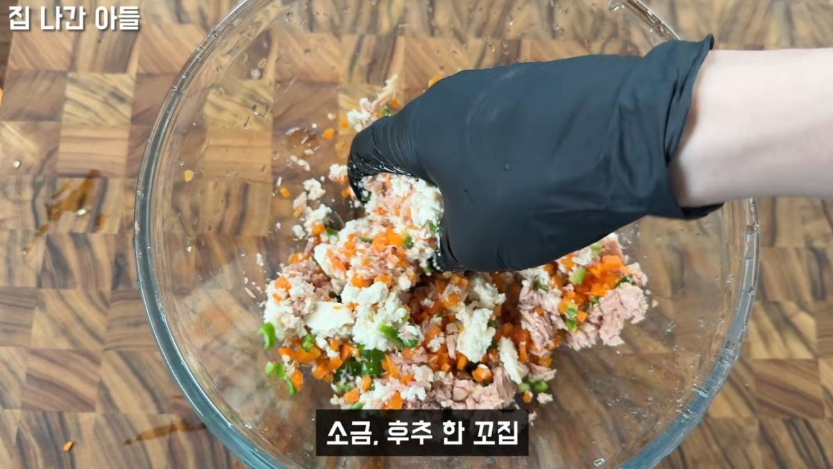 배추만두에 들어갈 속재료가 만들어지는 모습. / 유튜브 '집나간아들 Runaway Son'