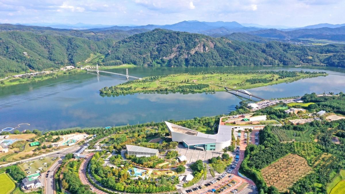 낙동강 외 국립낙동강생물자원관 건물 공중 촬영. / Stock for you-shutterstock.com