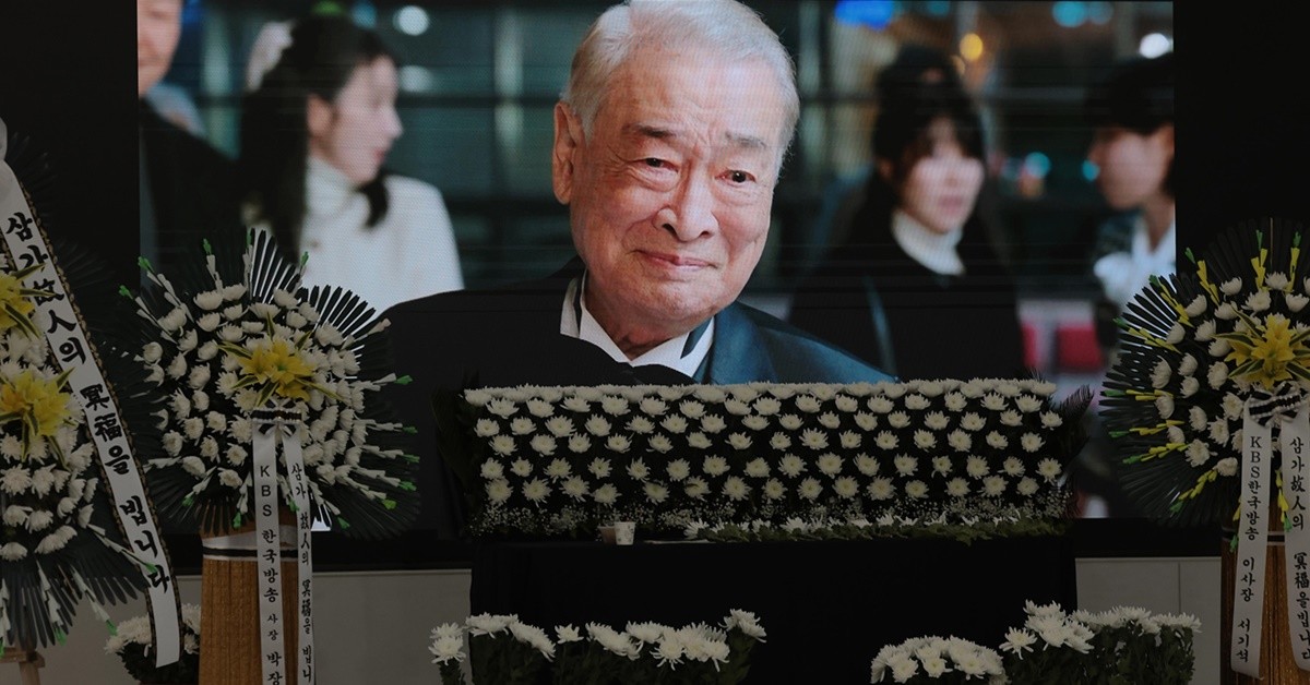 25일 서울 여의도 KBS 본관 내 시청자광장에 마련된 故이순재의 특별 분향소에서 고인의 영상이 흘러나오고 있다. / 뉴스1