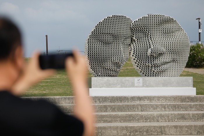경기 파주 임진각 평화누리공원에 판문점선언 기념 조형물 'We Are One'(우리는 하나입니다)이 설치돼 있다. / 뉴스1