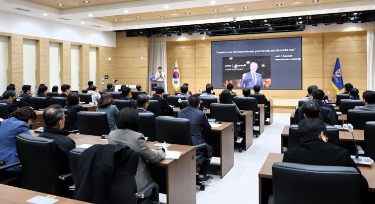 국립창원대학교 박민원 총장이 24일 대학본부 인송홀에서 교직원들을 대상으로 특별강연을 열고, 학령인구 감소와 산업 구조 변화 속에서 대학이 선택해야 할 과제를 짚었다.  / 사진제공=국립창원대