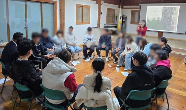 「2025년 청소년 디지털 디톡스 캠프」에 참가한 청소년과 가족들이 가족심리극 '통하는우리집' 프로그램에 참여하고 있다