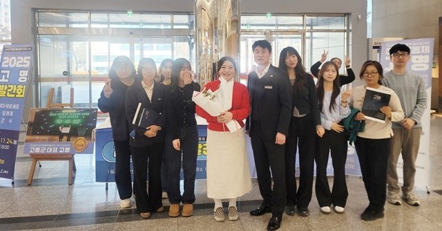 왼쪽 세번째부터 김경림 고명팀 대표, 송민철 인구정책실장