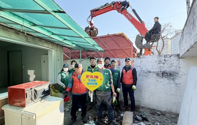 주거환경개선에 참여한 전국민주연합노동조합 화순지부 조합원(환경미화원)모습