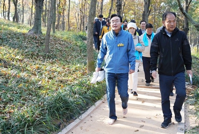 윤병태 시장(왼쪽)이 새롭게 조성한 황토맨발길을 걷고 있다