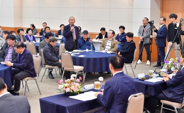 서삼면 나병선 추암2리 이장이 소통간담회에서 질문하고 있다. 장성군 제공