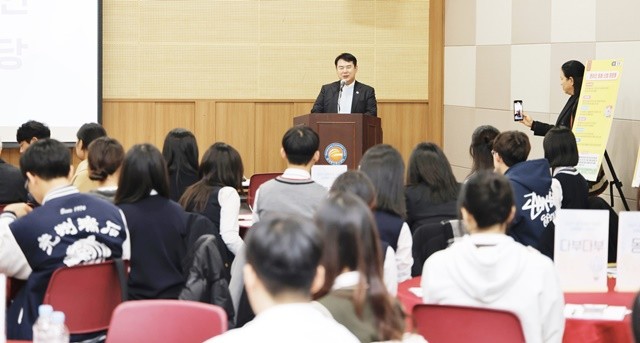 이정선 광주시교육감이 25일 김대중컨벤션센터 중소회의실에서 진행한 ‘광주 학생 100인 정책제안 한마당’에서 참가 학생들에서 인사말을 하고 있다. / 광주시교육청 제공