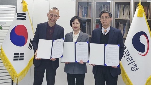 광주시교육청이 25일 충북 청주 질병관리청 대회의실에서 인천시교육청, 질병관리청과 업무협약에서 최승복 부교육감(맨왼쪽)이 임숙영 질병청 차장(가운데), 이상동 인천시교육청 부교육감과 함께 업무협약 체결 후 기념 사진을 촬영하고 있다. / 광주시교육청 제공