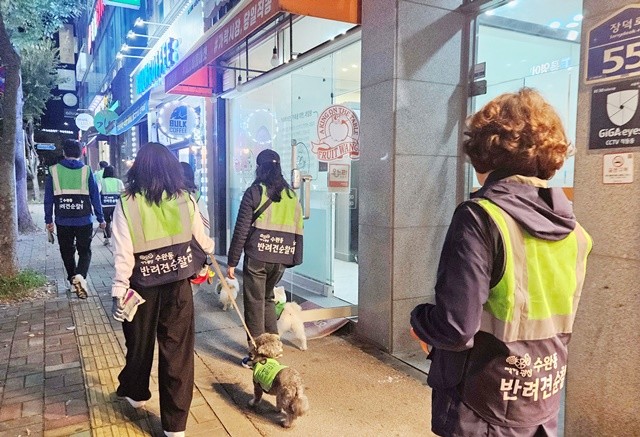 지난 24일 수완동 반려견순찰대가 수완호수공원 일대 및 인근 주택가에서 치안 불안 요소와 안전 취약 지역을 점검했다.