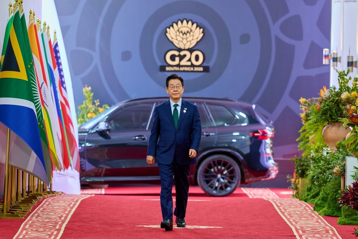 이재명 대통령이 지난 23일(현지시간) 남아프리카공화국 요하네스버그 엑스포 센터에서 열린 G20 정상회의 제3세션에 입장하고 있다. / 이재명 대통령 SNS, 뉴스1