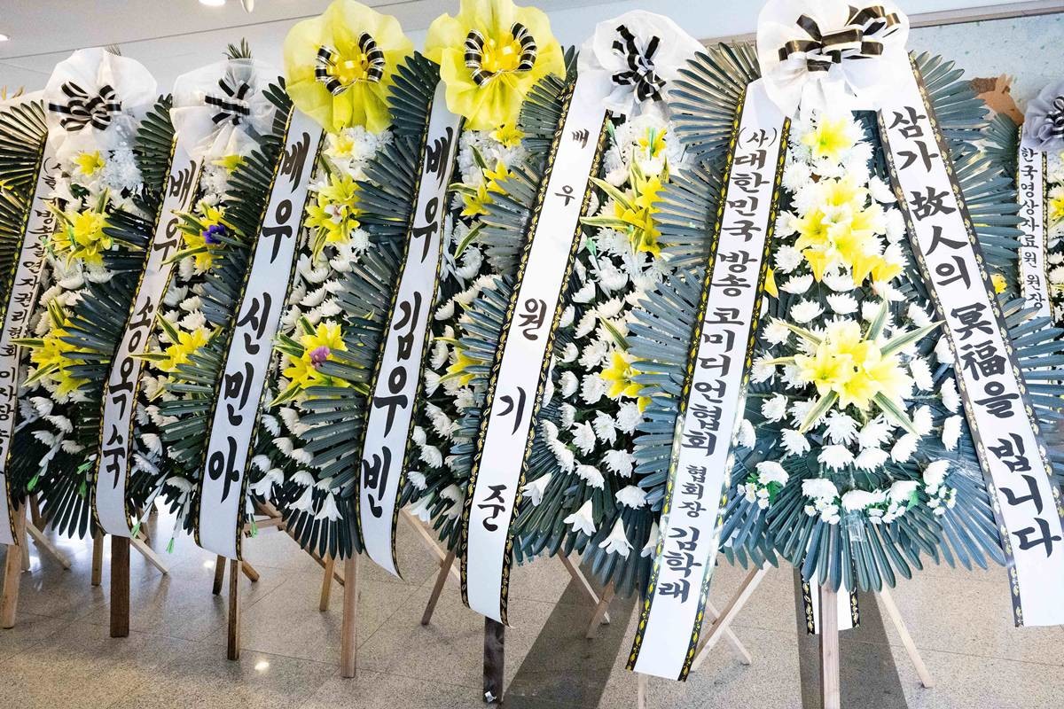 지난 25일 서울 송파구 서울아산병원 장례식장에 차려진 배우 고 이순재씨의 빈소에 동료 배우들과 관계자들이 보낸 근조화환이 줄지어 서 있다 / 뉴스1