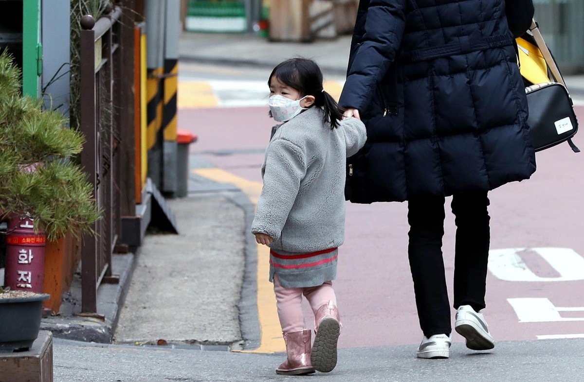 어른 손에 이끌려 어린이집 등원하는 아이. 자료사진으로 기사와 직접적인 관련 없음. / 뉴스1