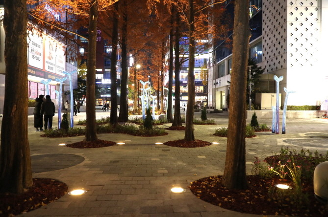 바닥 조명이 새롭게 설치된 서현역 공공공간의 모습. / 성남시