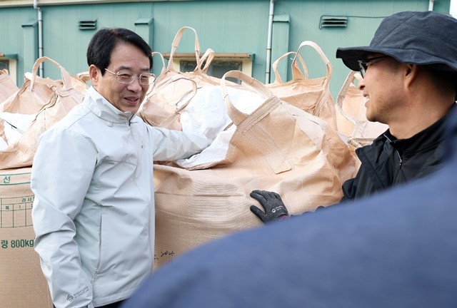 강진원 강진군수가 지난 11일 수매현장을 방문해 격려하고 있다.