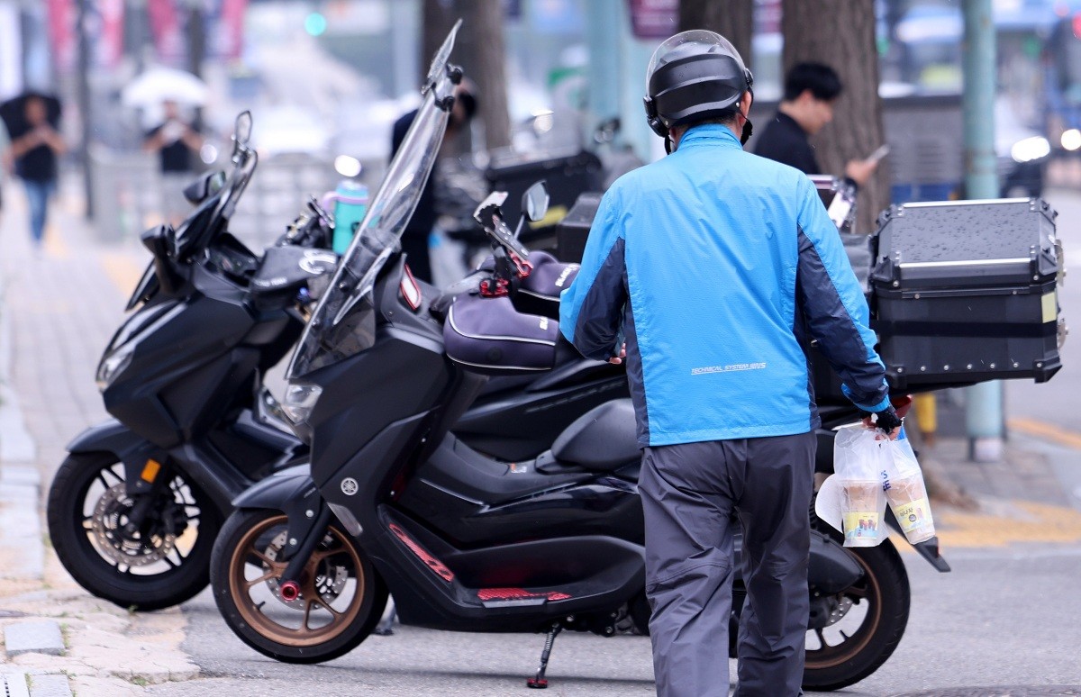 서울의 한 식당가에서 배달 노동자가 분주하게 움적이고 있다. / 뉴스1