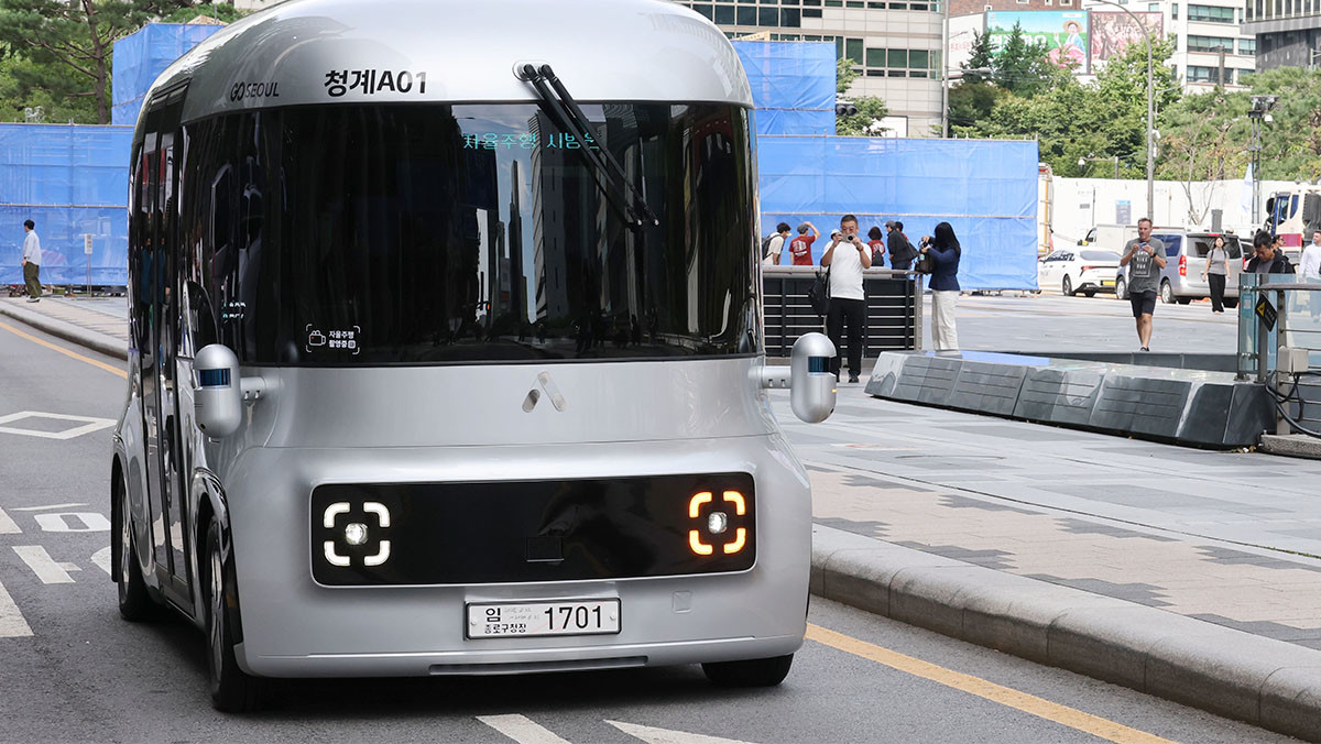 청계천에서 시범주행 중인 무인 자율주행셔틀. / 뉴스1