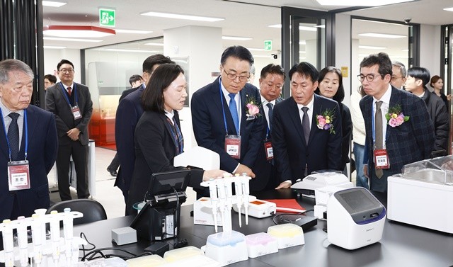 개소식에서 구복규 화순군수가 기술협력센터 홍보부스를 둘러보고 있다.