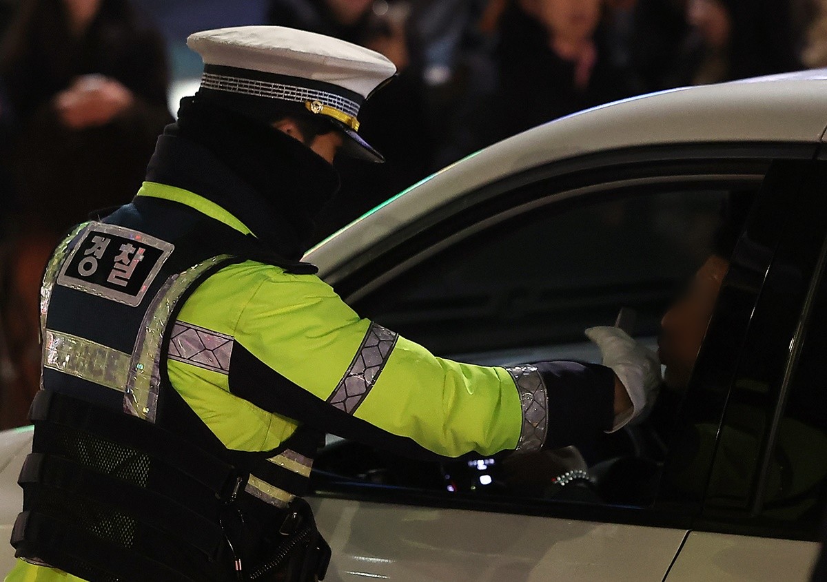 음주운전 단속 중인 경찰 자료 사진 / 뉴스1